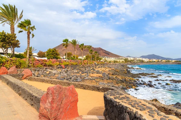 Promenade côtière le long de l'océan à Playa Blanca — Photo