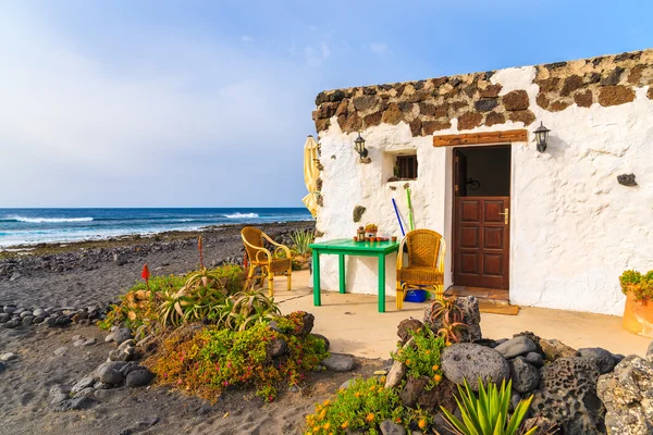 Typowe Kanaryjskie domu dla turystów na plaży El Golfo — Zdjęcie stockowe