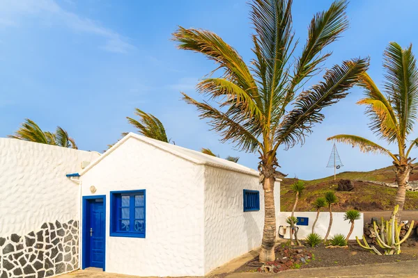 Typický Bílý dům a palm strom v El Golfo vesnici — Stock fotografie