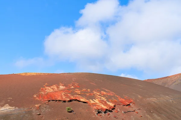 Paisagem de montanha vulcânica vermelha no Parque Nacional de Timanfaya — Fotografia de Stock