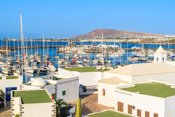 Marina Rubicon ve tipik Kanarya tarzı evler Playa Blanca şehir görünümünü