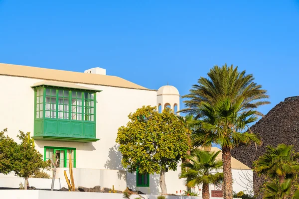 Typiska kanariska stil hus med gröna balkong i Playa Blanca stad — Stockfoto