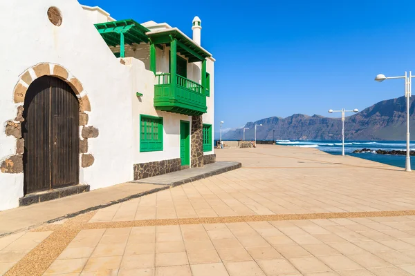 Igreja branca e típica casa canária na aldeia de Famara — Fotografia de Stock