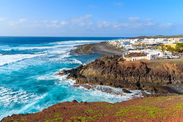 Uitzicht op El Golfo dorp en blauwe oceaan — Stockfoto