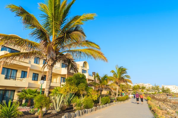 Palm trees and hotel buildings along coastal promenade in Playa Blanca — Stock Photo, Image