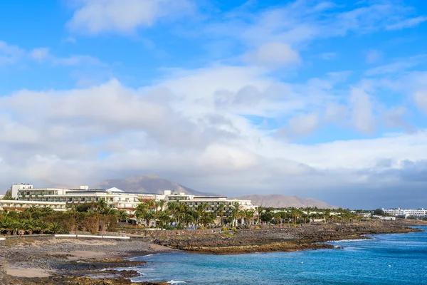 Bâtiments hôteliers sur la côte de l'île de Lanzarote à Playa Blanca ville — Photo