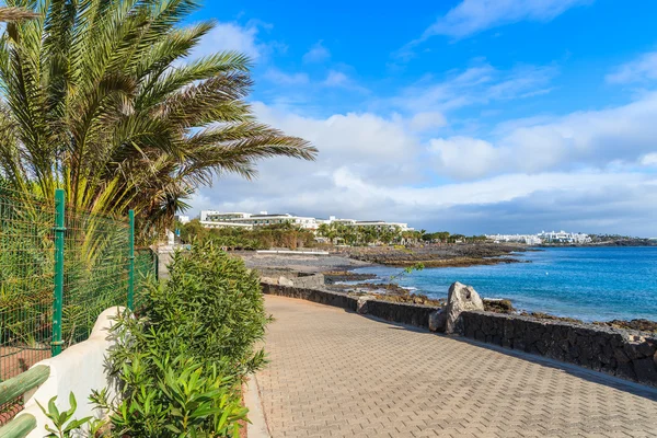 Passeio ao longo da costa oceânica em Playa Blanca — Fotografia de Stock