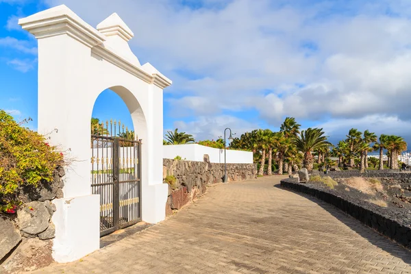 Белые ворота в роскошный отель на прибрежной набережной в Playa Blanca — стоковое фото