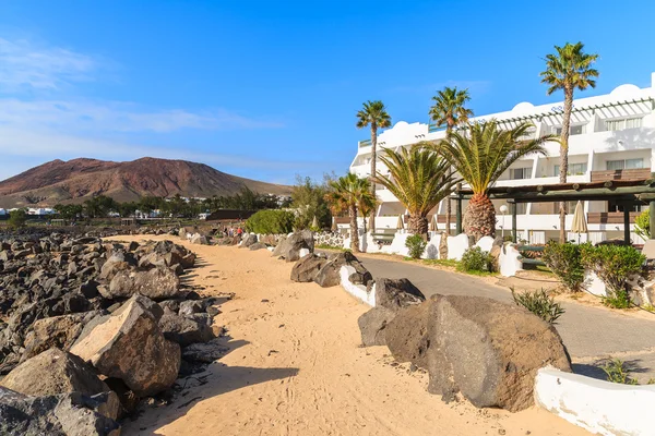 Pesisir promenade di Playa Blanca desa liburan — Stok Foto