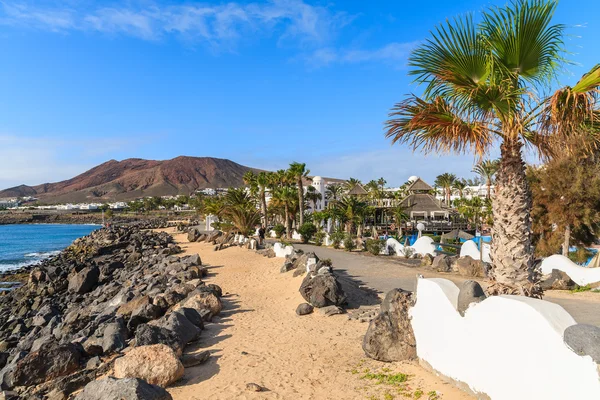 Passeio costeiro em Playa Blanca cidade resort de férias — Fotografia de Stock