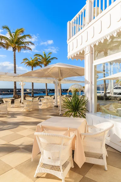 Tafel met stoelen op terras in Puerto Calero marina gebouwd in Caribische stijl — Stockfoto