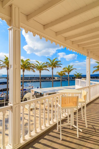 Stoelen op terras in Puerto Calero marina gebouwd in Caribische stijl — Stockfoto