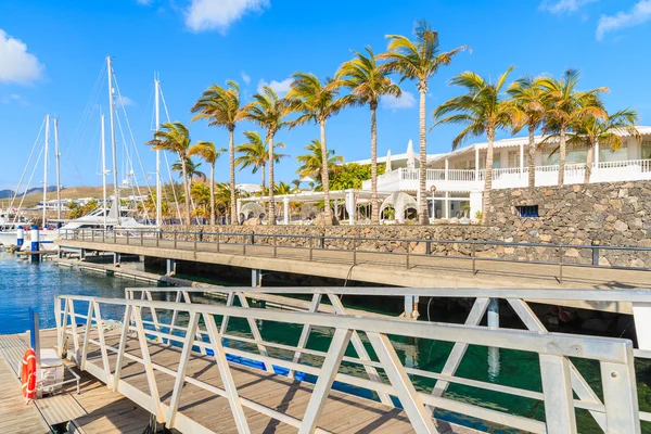 Palmy w karaibskim stylu port dla jachtów jacht, Puerto Calero — Zdjęcie stockowe