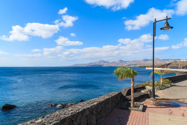 Promenada wzdłuż wybrzeża Oceanu w miejscowości Puerto del Carmen wakacje — Zdjęcie stockowe