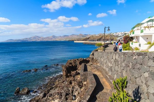 Promenade langs Oceaan kust in Puerto del Carmen vakantie stad — Stockfoto