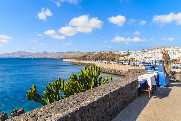 Vista de la costa desde el paseo marítimo en la isla de Lanzarote en la ciudad de Puerto del Carmen — Foto de Stock