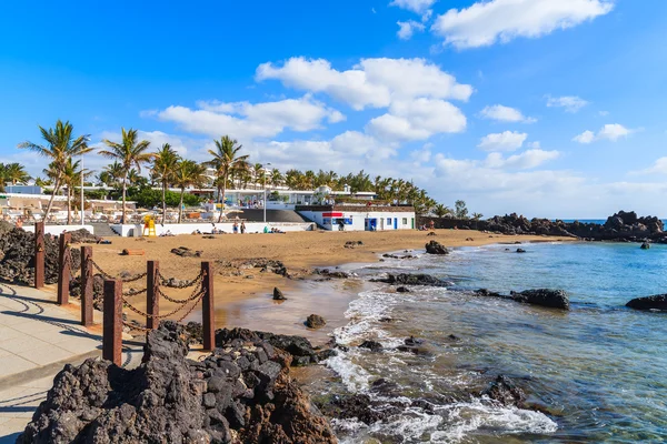 Sandy tropikalnej plaży w nadmorskiej miejscowości Puerto del Carmen — Zdjęcie stockowe