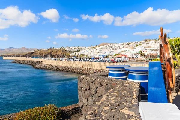 Wijn vaten van lokale restaurant op kust van Lanzarote eiland in de stad van Puerto del Carmen — Stockfoto