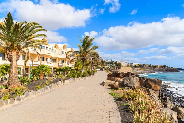 Κτήρια του ξενοδοχείου κατά μήκος παραλιακό χώρο περιπάτου στην Playa Blanca διακοπές — Φωτογραφία Αρχείου