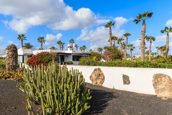 Edifícios de apartamentos de férias em jardim tropical na vila de Playa Blanca — Fotografia de Stock