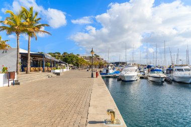 Restaurants and shops in Puerto Calero port