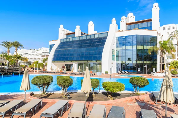 Luxury hotel with pool in Playa Blanca holiday resort — Zdjęcie stockowe