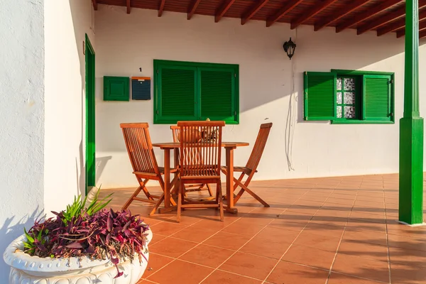 Casa branca típica com porta verde e janelas — Fotografia de Stock