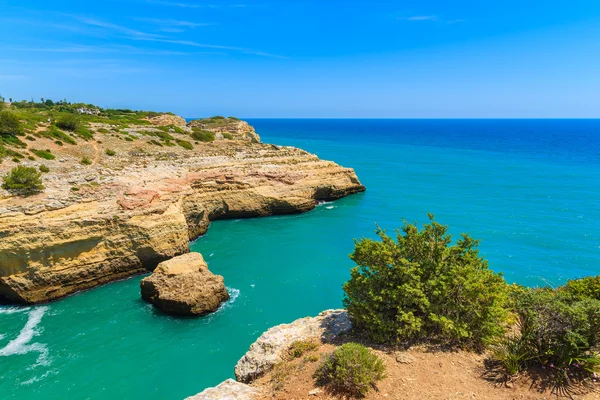 Bahía de mar con agua de mar azul — Foto de Stock