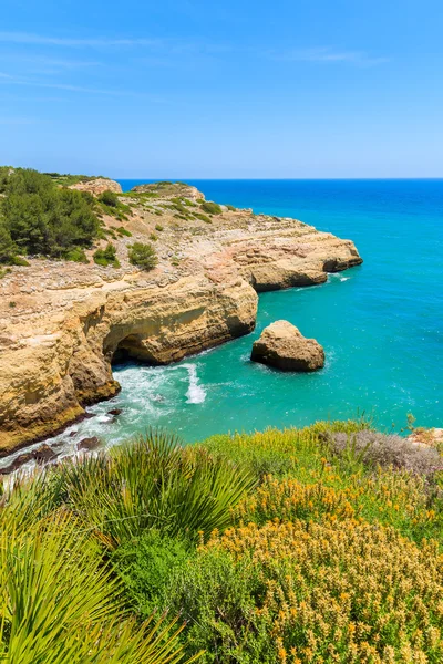 Baia marina con acqua di mare azzurra — Foto Stock