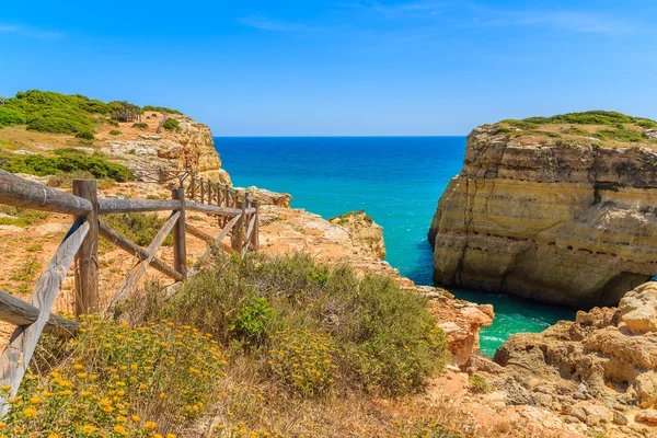 Mavi deniz ve cliff yolu — Stok fotoğraf