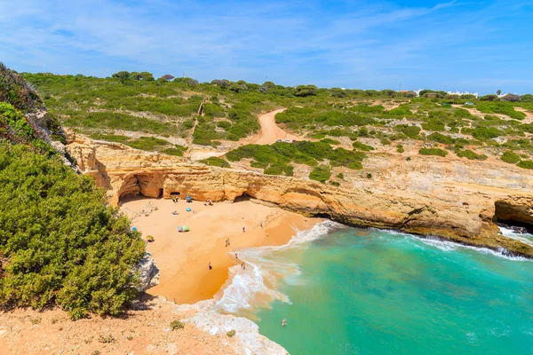 Vista da praia na bela baía — Fotografia de Stock