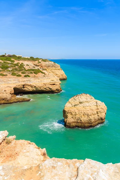 Mar azul-turquesa e rochas de penhasco — Fotografia de Stock