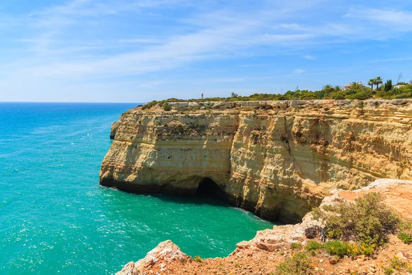 Turkosa havet och klippan klippor — Stockfoto
