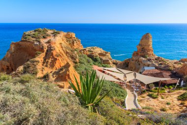 Portekiz kıyısında üzerine Restoran bir görünümünü