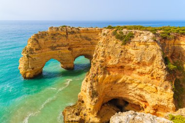 Rock cliff Marinha kumsalda kemerler