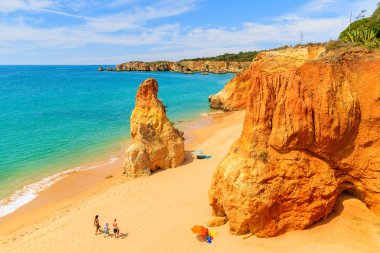 İnsanlar güzel Praia da Rocha Sahilde yürürken, insanlar