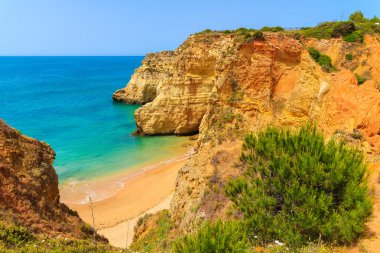 Cliff güzel plajda kayalar
