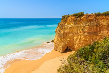 Cliff güzel plajda kayalar