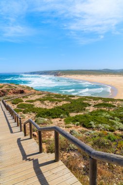Praia için ahşap geçit yapmak Bordeira beach