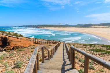 Praia için ahşap geçit yapmak Bordeira beach