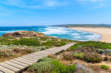 Praia için ahşap geçit yapmak Bordeira beach