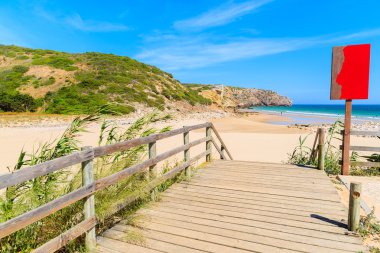 Zavial Plajı'na yürüme yolu