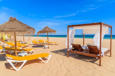 kumlu sahilde şezlong