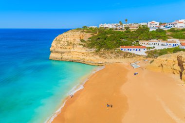 Bir görünümü Benagil Beach