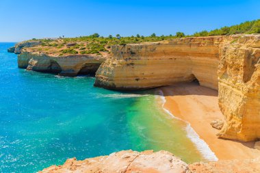 Sandy beach cliff taşlarla