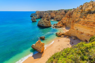 Bir görünümü Marinha Beach