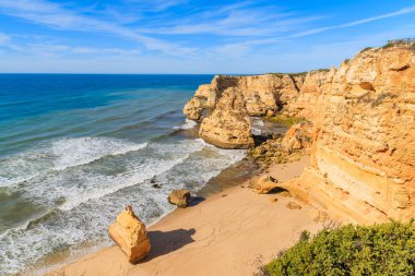 Bir görünümü güzel Praia de Marinha Beach