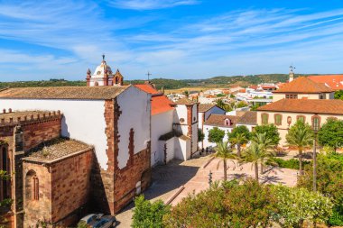 Silves kare kasaba kilise ve palmiye ağaçları