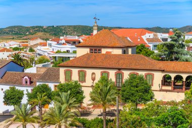 Tarihi binaları ve palmiye ağaçları Silves şehirdeki