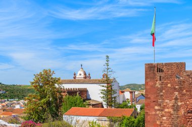 Portekiz bayrağı ile kale kuleye bakış